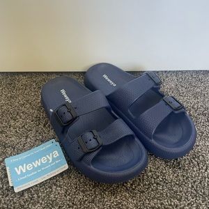 Brand new Mens/Women’s cloud slippers